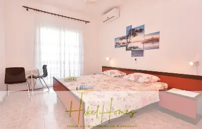 1. Reihe dirkt Meer mit 5 SZ, Pool, Jacuzzi, ... auf der Insel Ciovo (bei Trogir mit 2 Brücken) — Bild 12