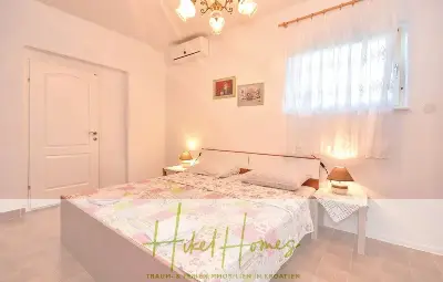 1. Reihe dirkt Meer mit 5 SZ, Pool, Jacuzzi, ... auf der Insel Ciovo (bei Trogir mit 2 Brücken) — Bild 14