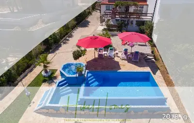 1. Reihe dirkt Meer mit 5 SZ, Pool, Jacuzzi, ... auf der Insel Ciovo (bei Trogir mit 2 Brücken) — Bild 24