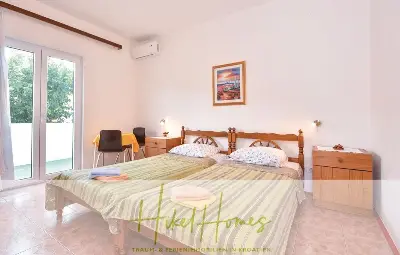 1. Reihe dirkt Meer mit 5 SZ, Pool, Jacuzzi, ... auf der Insel Ciovo (bei Trogir mit 2 Brücken) — Bild 11