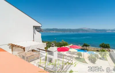 1. Reihe dirkt Meer mit 5 SZ, Pool, Jacuzzi, ... auf der Insel Ciovo (bei Trogir mit 2 Brücken) — Bild 9