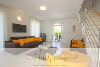Villa im Mittelmeerstil mit 3 SZ, Pool, Dachterrasse mit Meerblick (7) — Bild 8