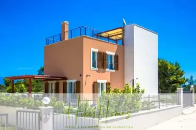Villa im Mittelmeerstil mit 3 SZ, Pool, Dachterrasse mit Meerblick (1) — Bild 8