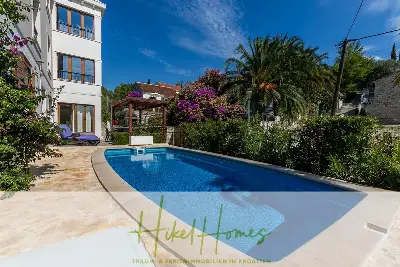 Villa mit 3 großzügigen Appartements mit jeweils 3 SZ, Küche, 2 x Pool, ... — Bild 7