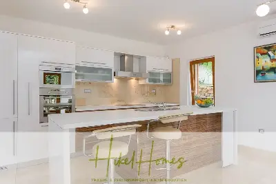 Villa mit 3 großzügigen Appartements mit jeweils 3 SZ, Küche, 2 x Pool, ... — Bild 9