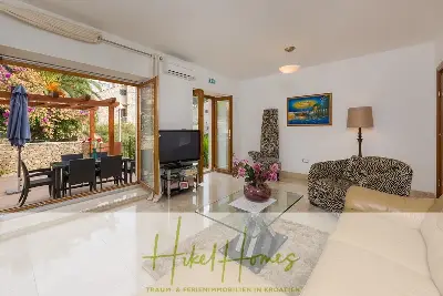 Villa mit 3 großzügigen Appartements mit jeweils 3 SZ, Küche, 2 x Pool, ... — Bild 8
