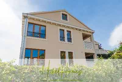 Villa mit 3 großzügigen Appartements mit jeweils 3 SZ, Küche, 2 x Pool, ... — Bild 6