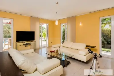 Großzügige Villa im Mittelmeerstil mit 3 SZ, Pool, Dachterrasse mit Meerblick (12) — Bild 7
