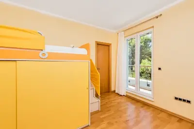 Großzügige Villa im Mittelmeerstil mit 3 SZ, Pool, Dachterrasse mit Meerblick (12) — Bild 18