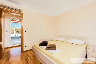 Großzügige Villa im Mittelmeerstil mit 3 SZ, Pool, Dachterrasse mit Meerblick (12) — Bild 13