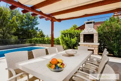 Großzügige Villa im Mittelmeerstil mit 3 SZ, Pool, Dachterrasse mit Meerblick (12) — Bild 12
