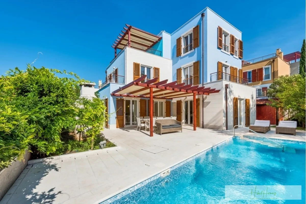 Großzügige Villa im Mittelmeerstil mit 3 SZ, Pool, Dachterrasse mit Meerblick (12) — Bild 1