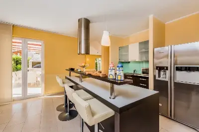 Großzügige Villa im Mittelmeerstil mit 3 SZ, Pool, Dachterrasse mit Meerblick (12) — Bild 23