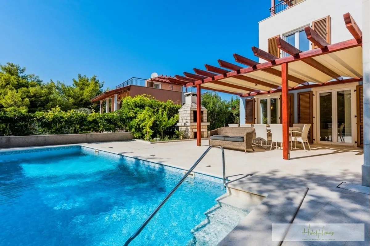 Großzügige Villa im Mittelmeerstil mit 3 SZ, Pool, Dachterrasse mit Meerblick (12) — Bild 5