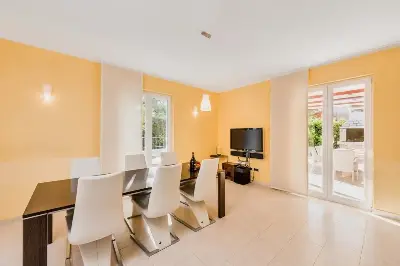 Großzügige Villa im Mittelmeerstil mit 3 SZ, Pool, Dachterrasse mit Meerblick (12) — Bild 24