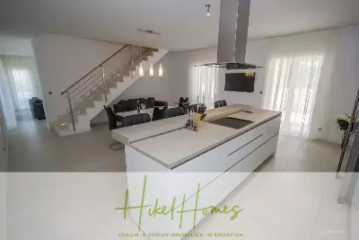 Villa im Mittelmeerstil mit 3 SZ, Pool, Dachterrasse mit Meerblick (3/4) — Bild 21