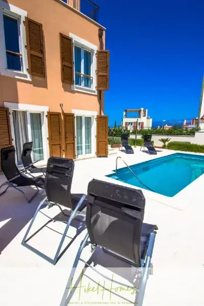Villa im Mittelmeerstil mit 3 SZ, Pool, Dachterrasse mit Meerblick (3/4) — Bild 11
