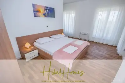 Villa im Mittelmeerstil mit 3 SZ, Pool, Dachterrasse mit Meerblick (3/4) — Bild 22