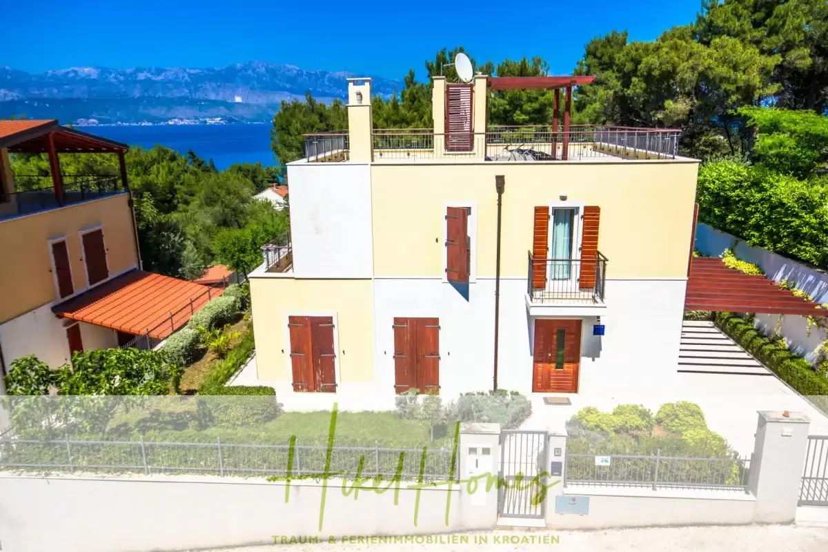Villa im Mittelmeerstil mit 3 SZ, Pool, Dachterrasse mit Meerblick - möbiliert (9) — Bild 1