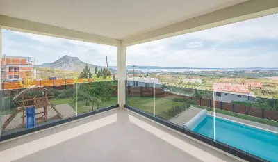 Villa am Stadtrand von Split großzügige Aufteilung, hohe Räume und beheiztem Pool — Bild 12