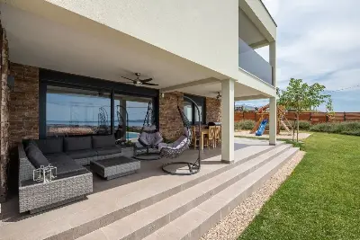 Villa am Stadtrand von Split großzügige Aufteilung, hohe Räume und beheiztem Pool — Bild 8