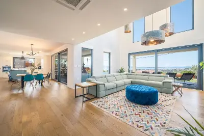 Villa am Stadtrand von Split großzügige Aufteilung, hohe Räume und beheiztem Pool — Bild 10