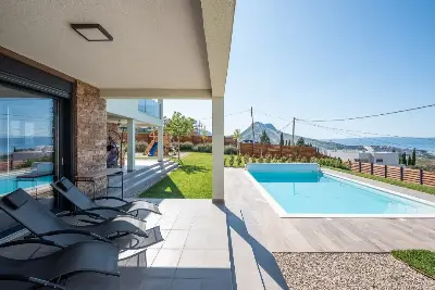 Villa am Stadtrand von Split großzügige Aufteilung, hohe Räume und beheiztem Pool — Bild 7