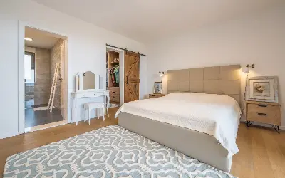 Villa am Stadtrand von Split großzügige Aufteilung, hohe Räume und beheiztem Pool — Bild 9
