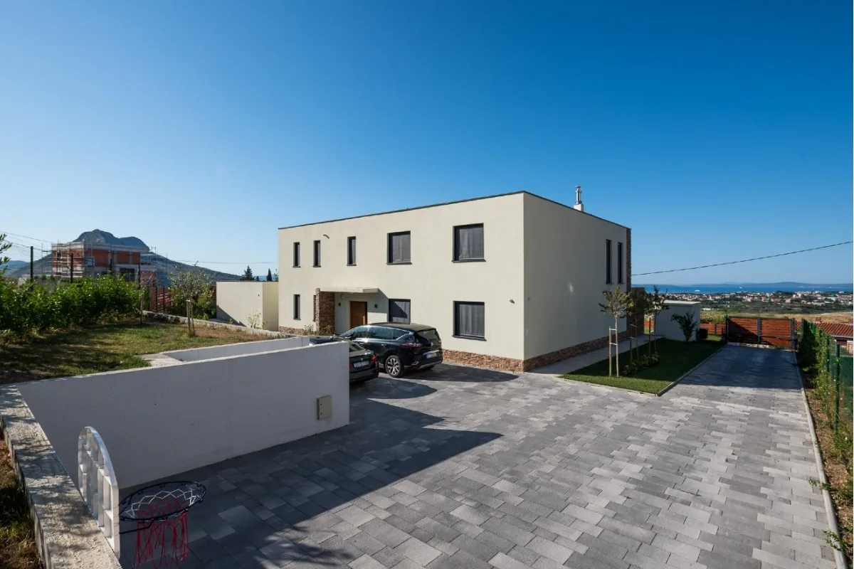Villa am Stadtrand von Split großzügige Aufteilung, hohe Räume und beheiztem Pool — Bild 5