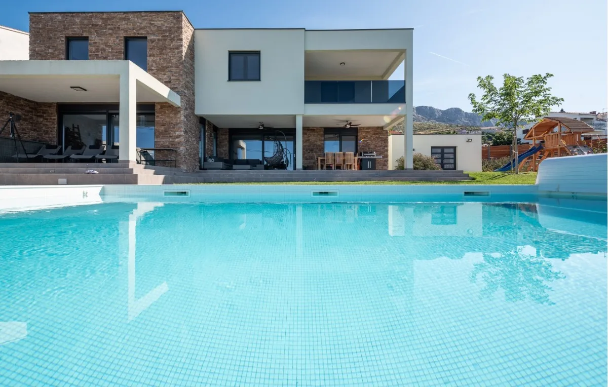 Villa am Stadtrand von Split großzügige Aufteilung, hohe Räume und beheiztem Pool — Bild 1