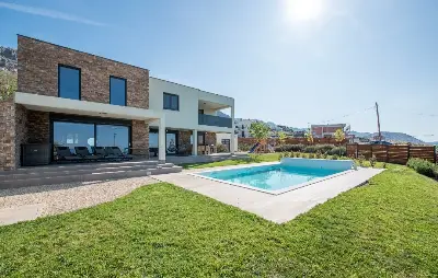 Villa am Stadtrand von Split großzügige Aufteilung, hohe Räume und beheiztem Pool — Bild 6