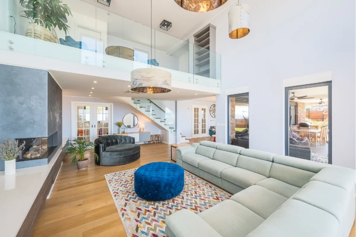 Villa am Stadtrand von Split großzügige Aufteilung, hohe Räume und beheiztem Pool — Bild 3